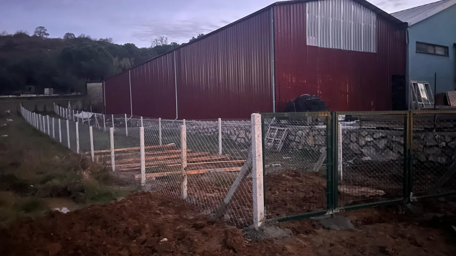 Beton Direk Aydınlı Tel Çit uygulaması