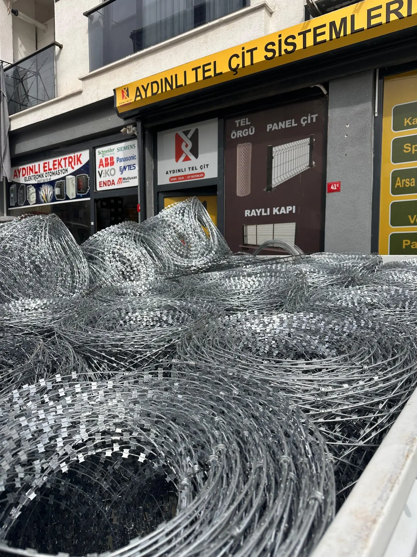 Bağlantı Ekipmanları Aydınlı Tel Çit uygulaması